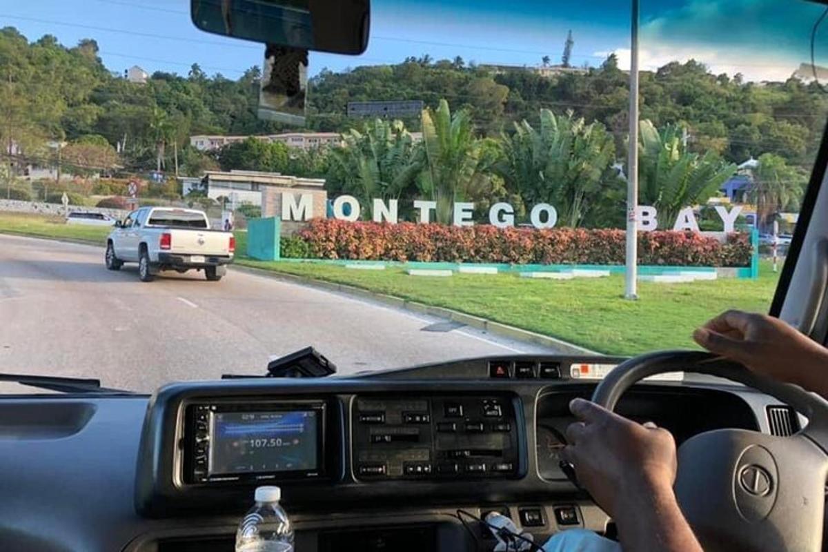 una persona que conduce un coche en una carretera con un camión
