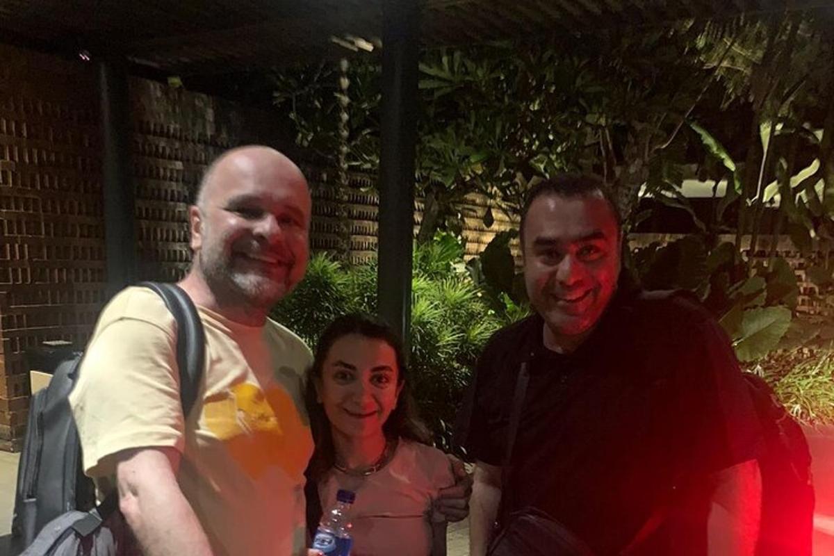 due uomini e una donna posano per una foto
