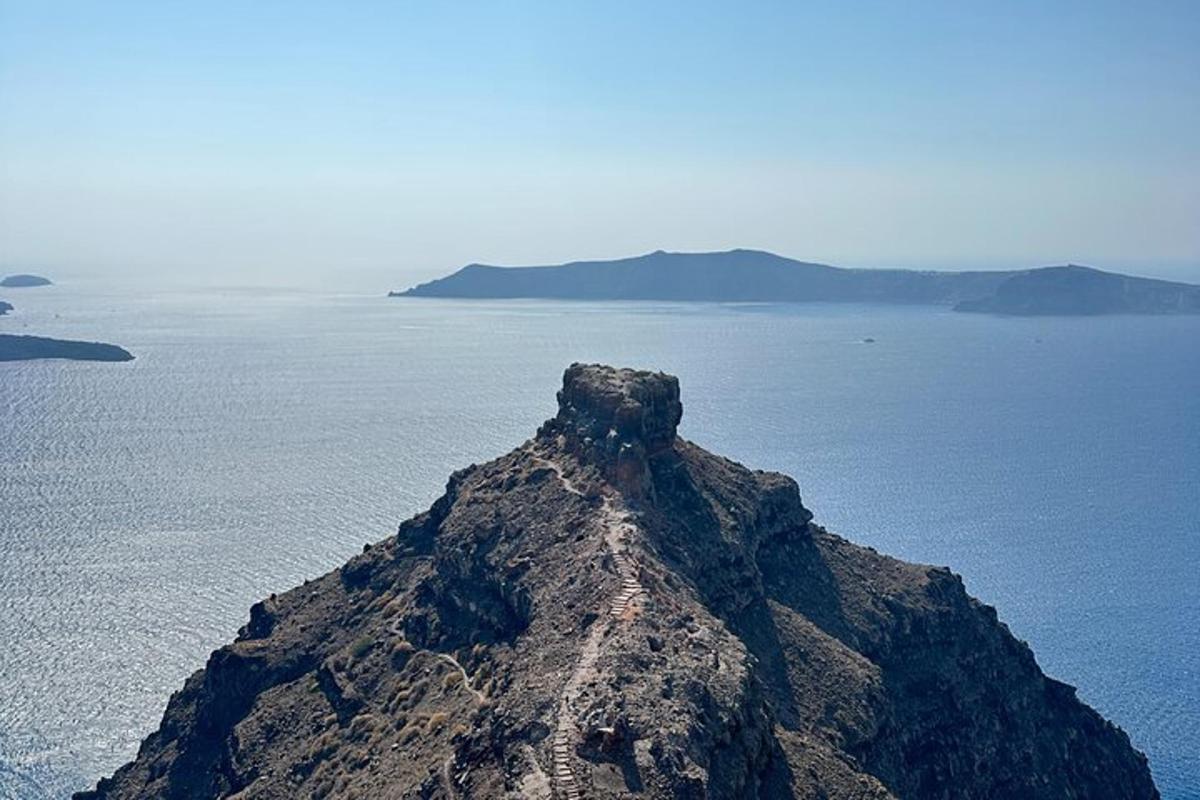una muntanya al mig d'una massa d'aigua