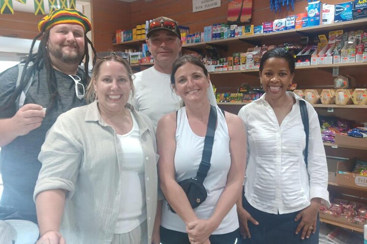 um grupo de pessoas posando para uma foto em uma loja