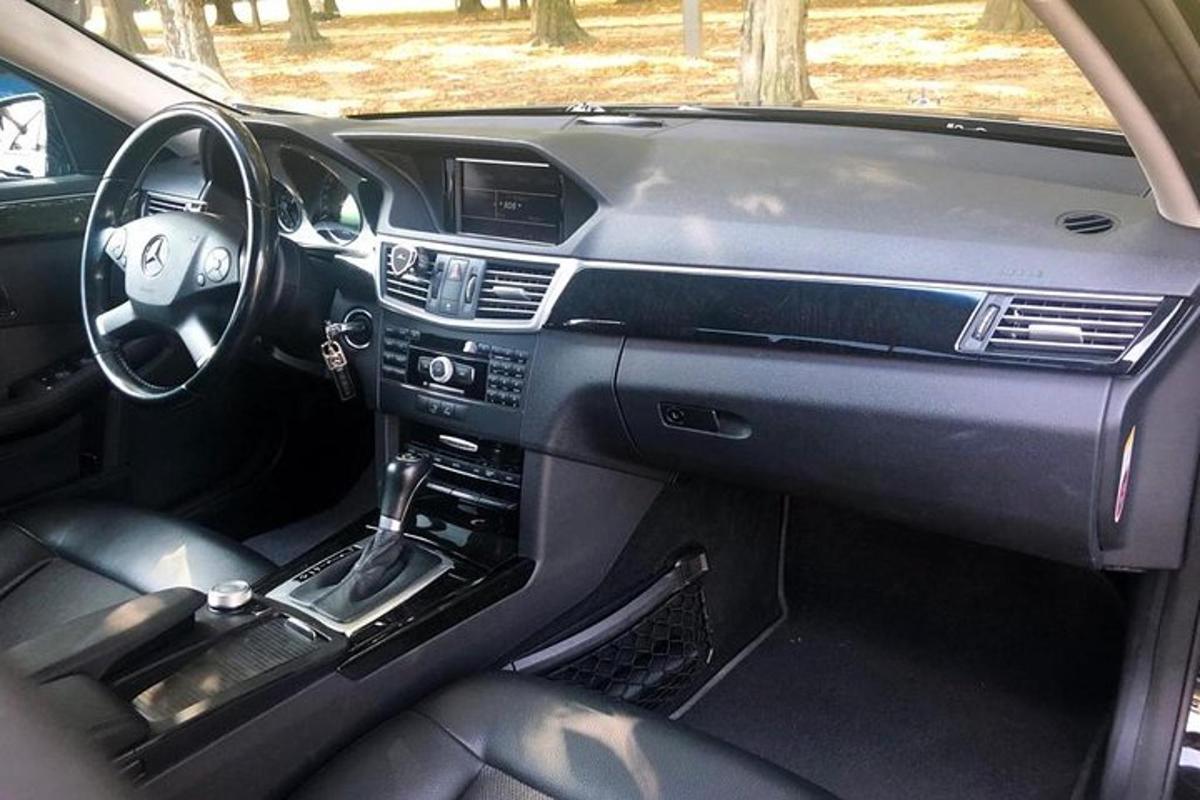 una vista del tablero de un automóvil