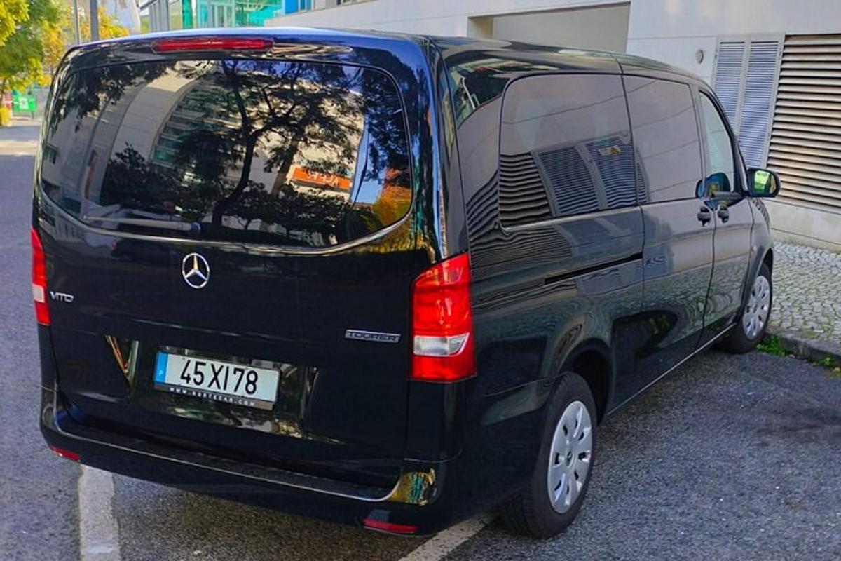 una furgoneta negra aparcada en un aparcament