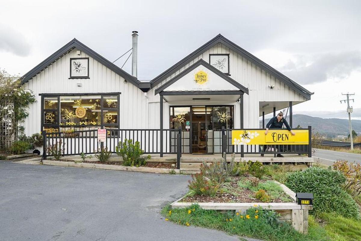 maður situr á skilti fyrir framan byggingu