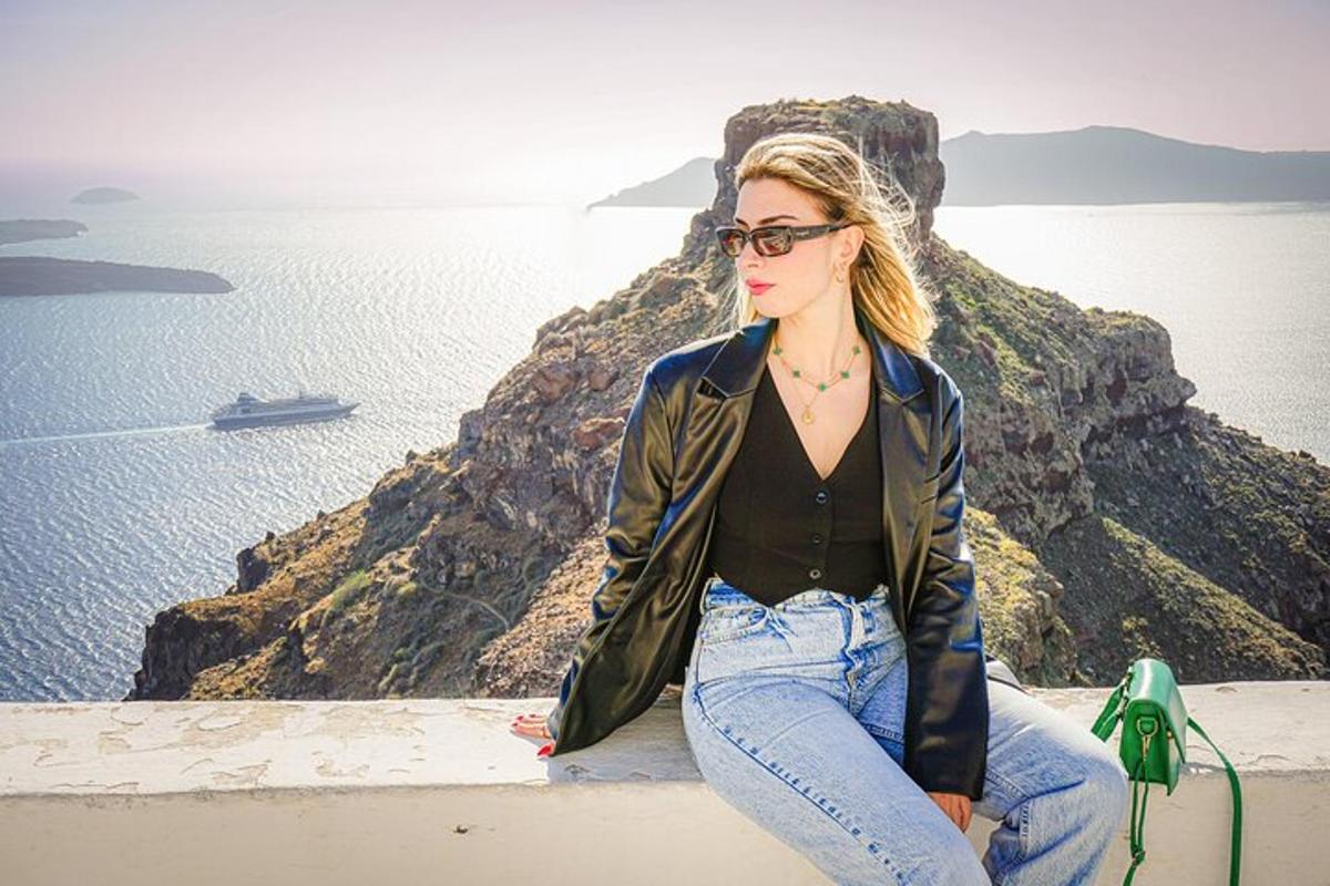 žena sedící na římse s výhledem na oceán