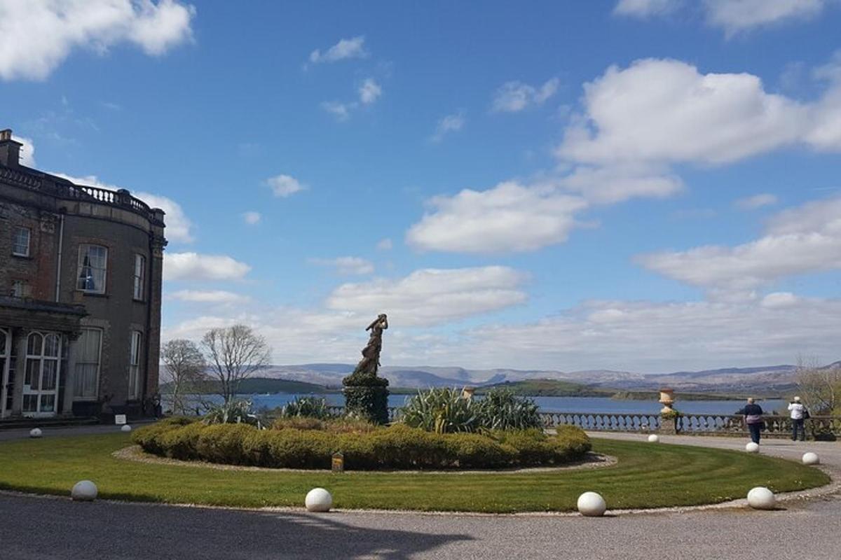 un edificio con una statua in mezzo a un parco