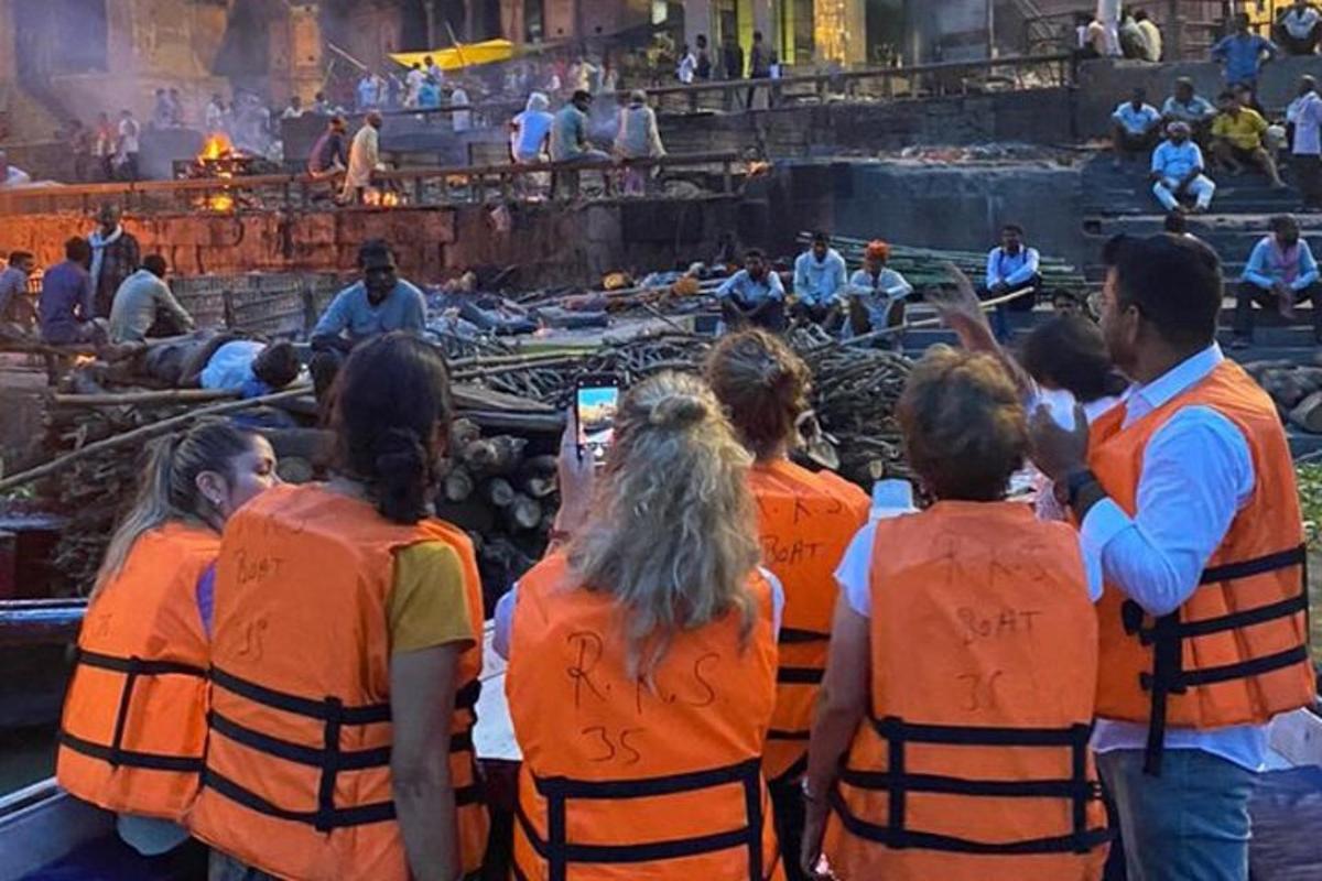 一群穿着橙色背心的人站在人群中