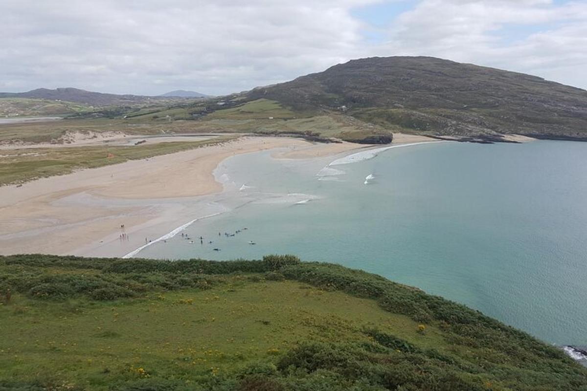 una vista aerea di una spiaggia con persone in acqua