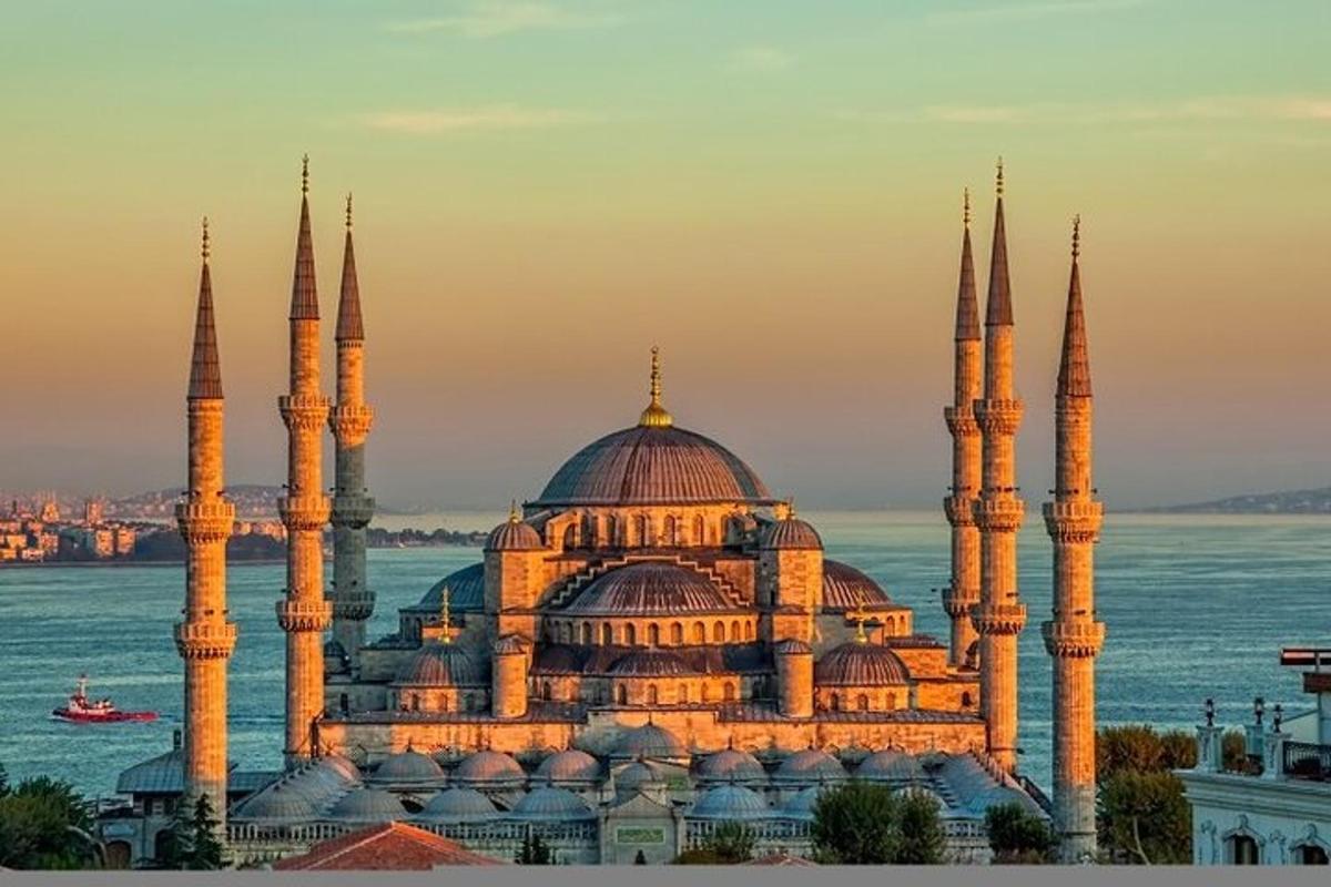 um edifício com cúpulas e minaretes sobre a água