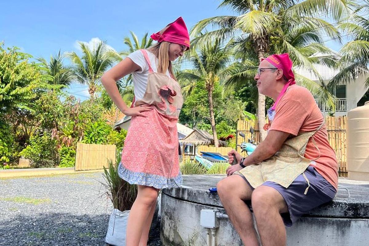 un home i una dona amb turbants vermells asseguts en una font