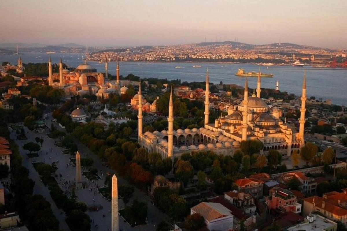 uma vista aérea de uma cidade com uma mesquita