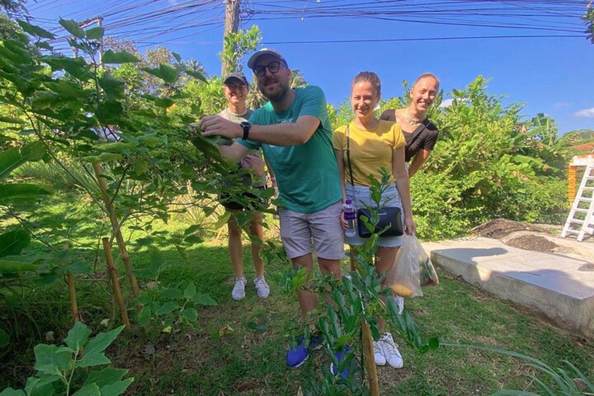 un grup de persones al costat d'una planta