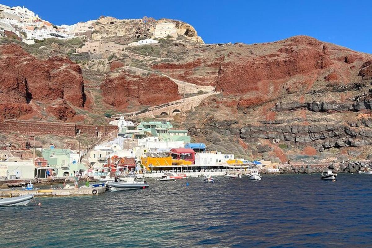 مجموعة من القوارب في الماء بالقرب من الجبل