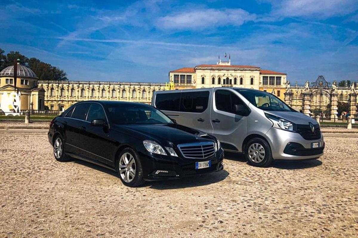 δύο αυτοκίνητα παρκαρισμένα το ένα δίπλα στο άλλο μπροστά σε ένα κτίριο