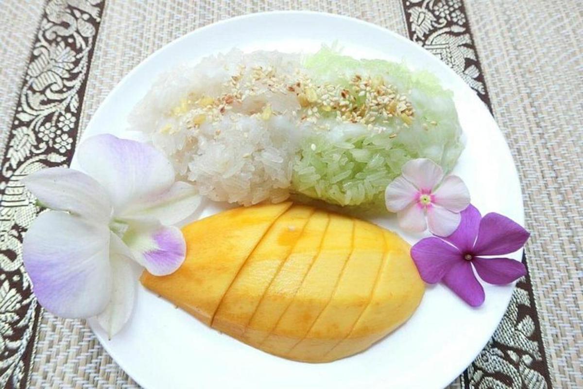 un plat de menjar amb arròs i flors morades
