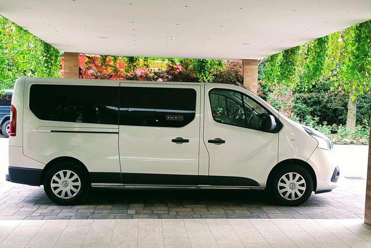 bijeli kombi parkiran ispred zgrade