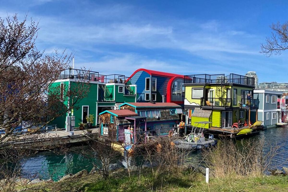 un gruppo di case su un molo in acqua