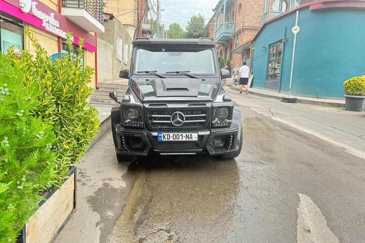 un camion parcheggiato sul ciglio di una strada