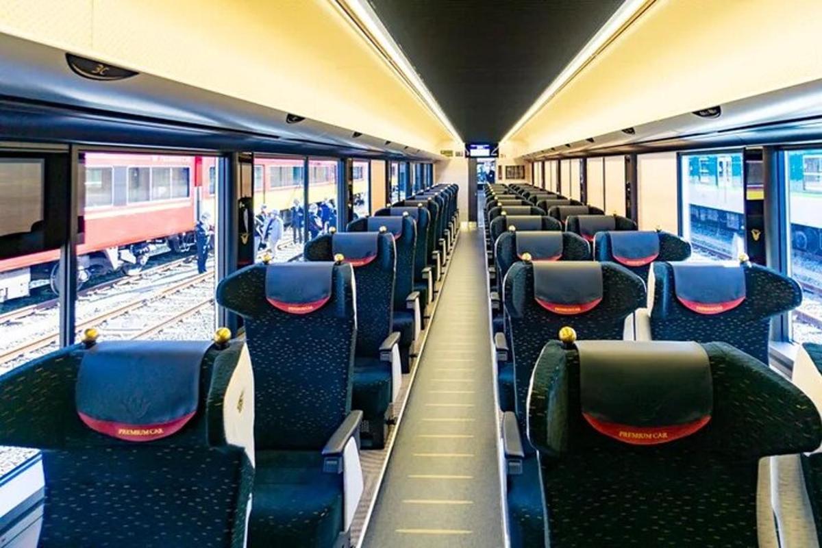 un vagone vuoto con sedili blu su un treno