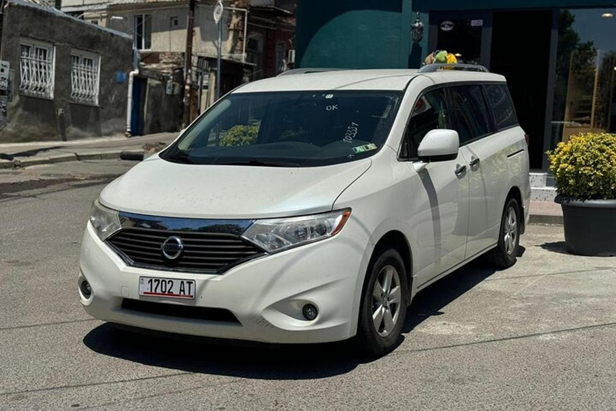 un'auto bianca parcheggiata in un parcheggio