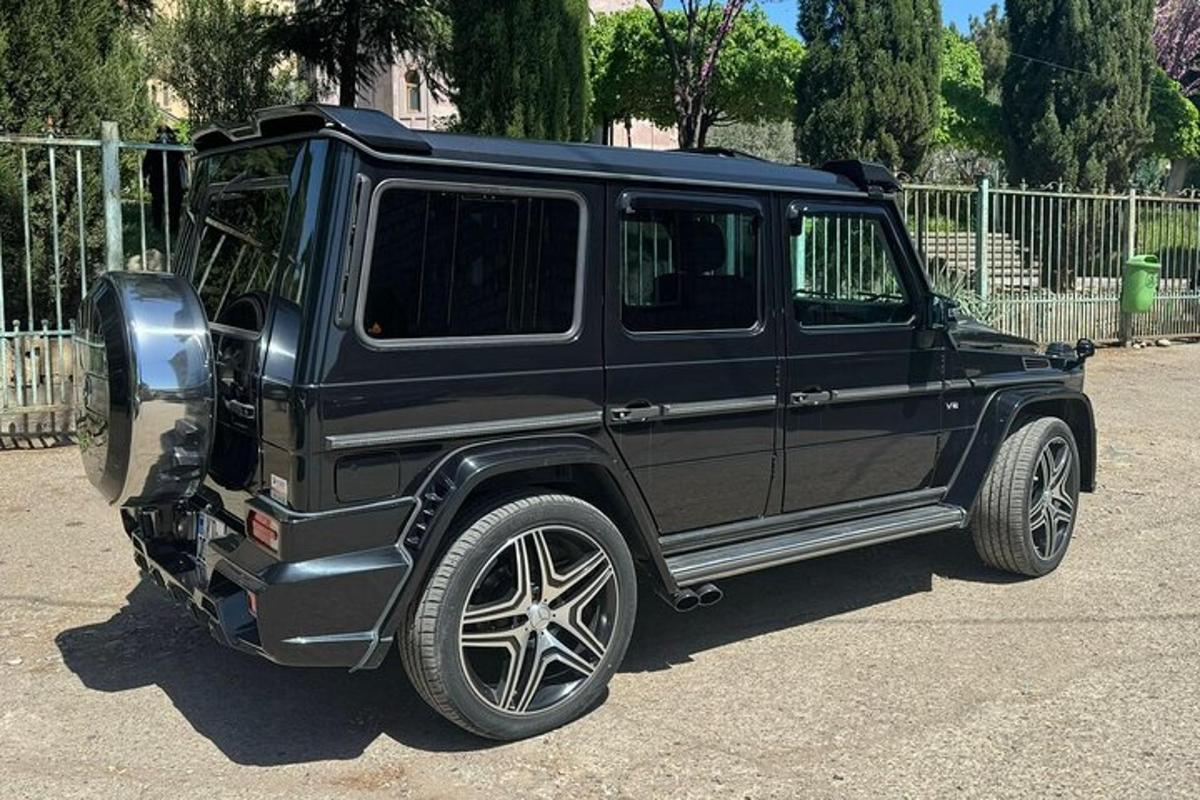 una jeep nera parcheggiata in un parcheggio