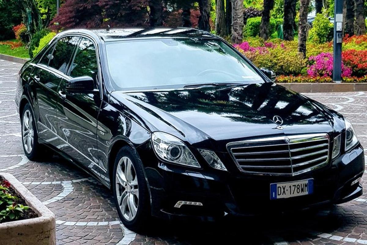 čierne auto zaparkované na tehlovej ceste