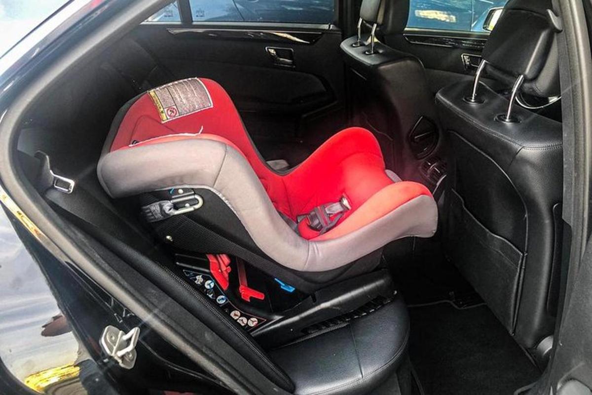 um assento vermelho na parte de trás de um carro