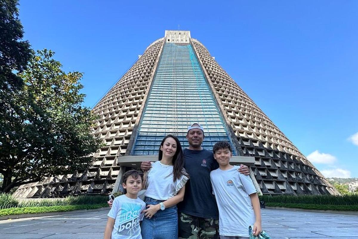 una famiglia in posa davanti a un edificio
