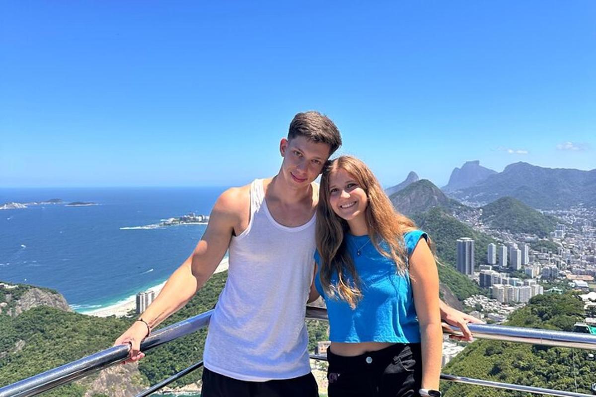 un uomo e una donna in piedi sulla cima di una montagna