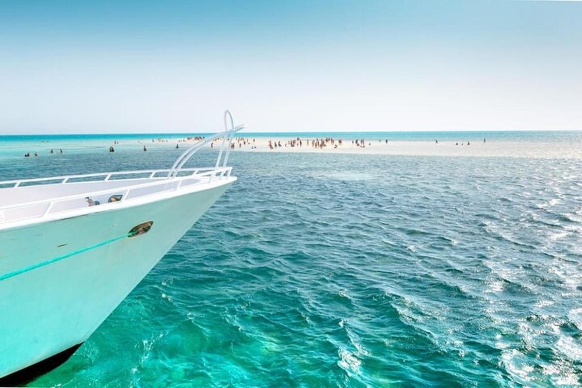 una barca in acqua con una spiaggia sullo sfondo