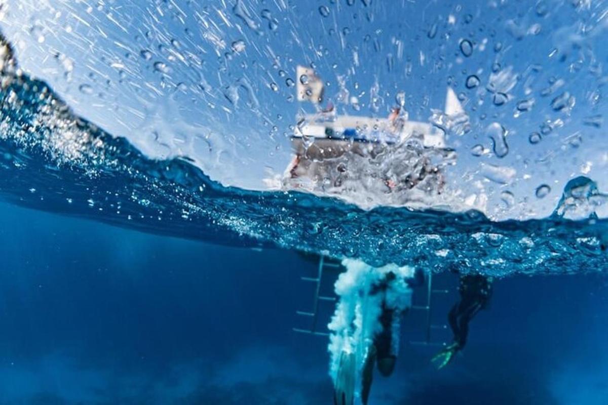 un gruppo di persone su una barca in acqua