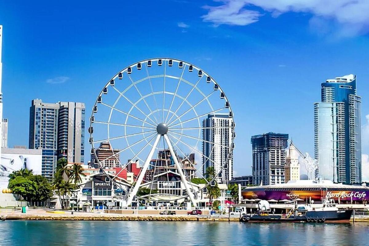 một vòng đu quay trước một thành phố có nhiều tòa nhà cao tầng