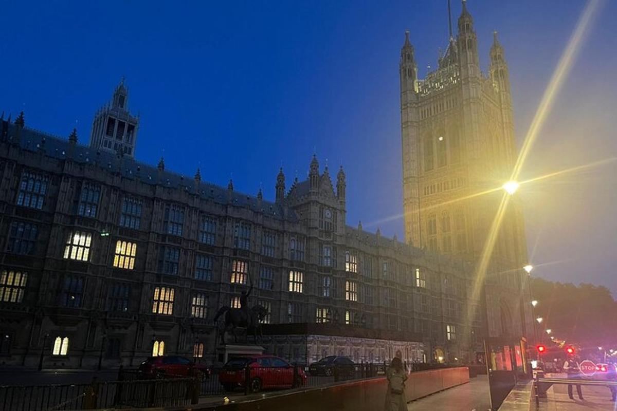 Un gran edificio con una torre de reloj y el Big Ben.