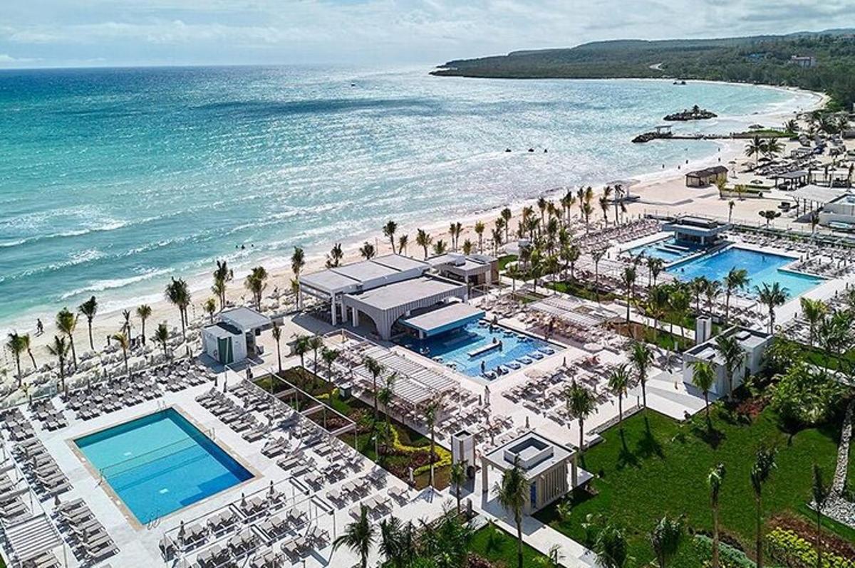 egy üdülőhely légi felvétele stranddal