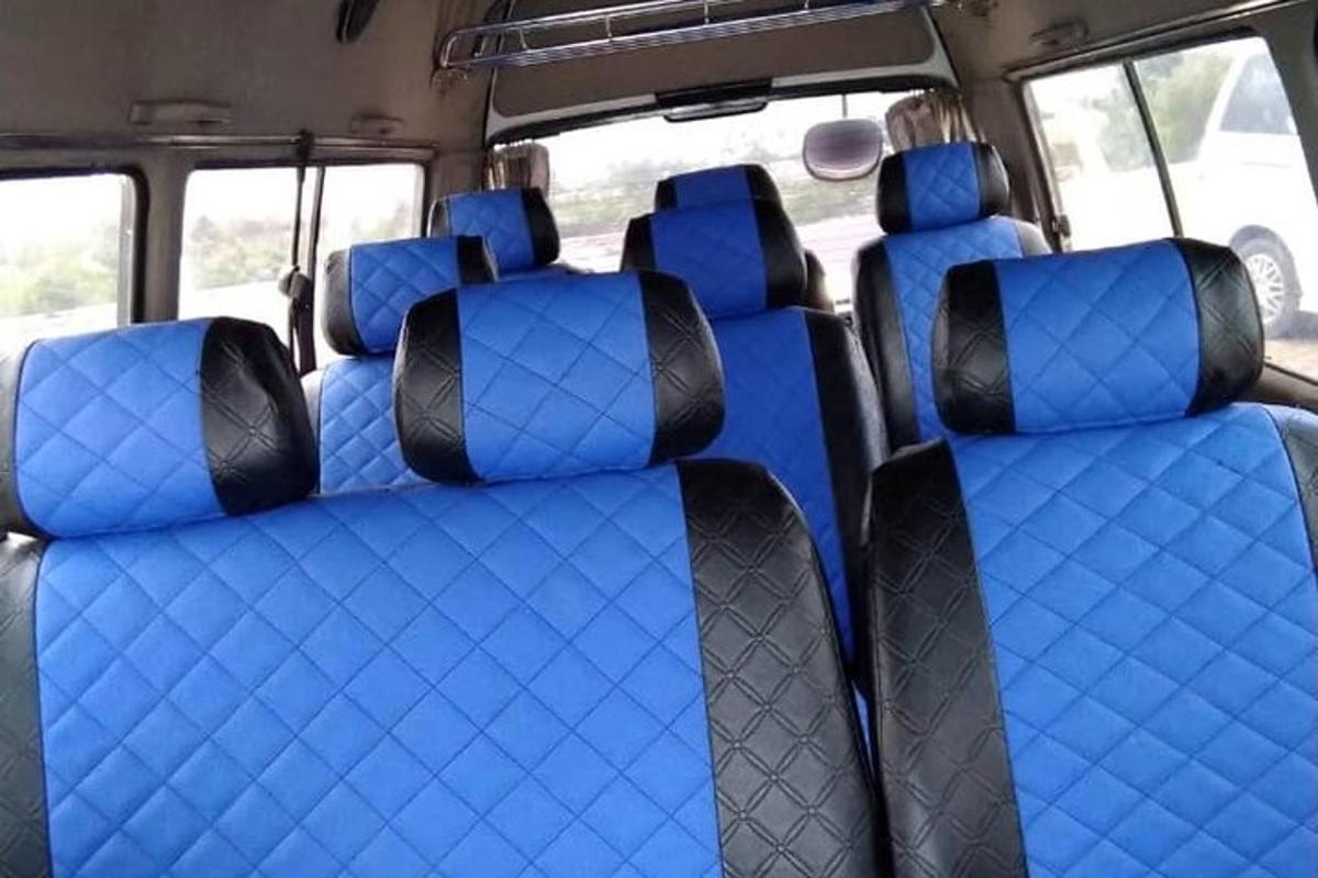 un gruppo di sedili blu in un autobus