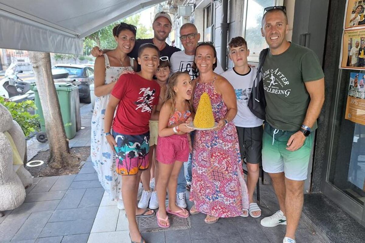 um grupo de pessoas posando para uma foto com um troféu