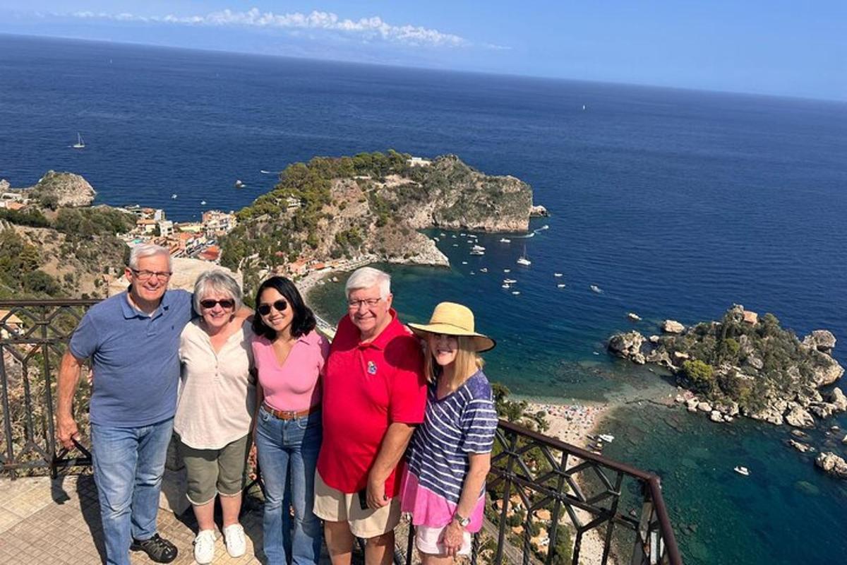 um grupo de pessoas posando para uma foto em um penhasco