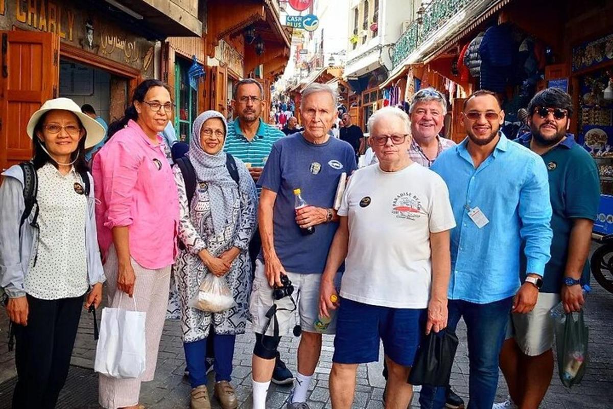 un gruppo di persone che posano per una foto in strada