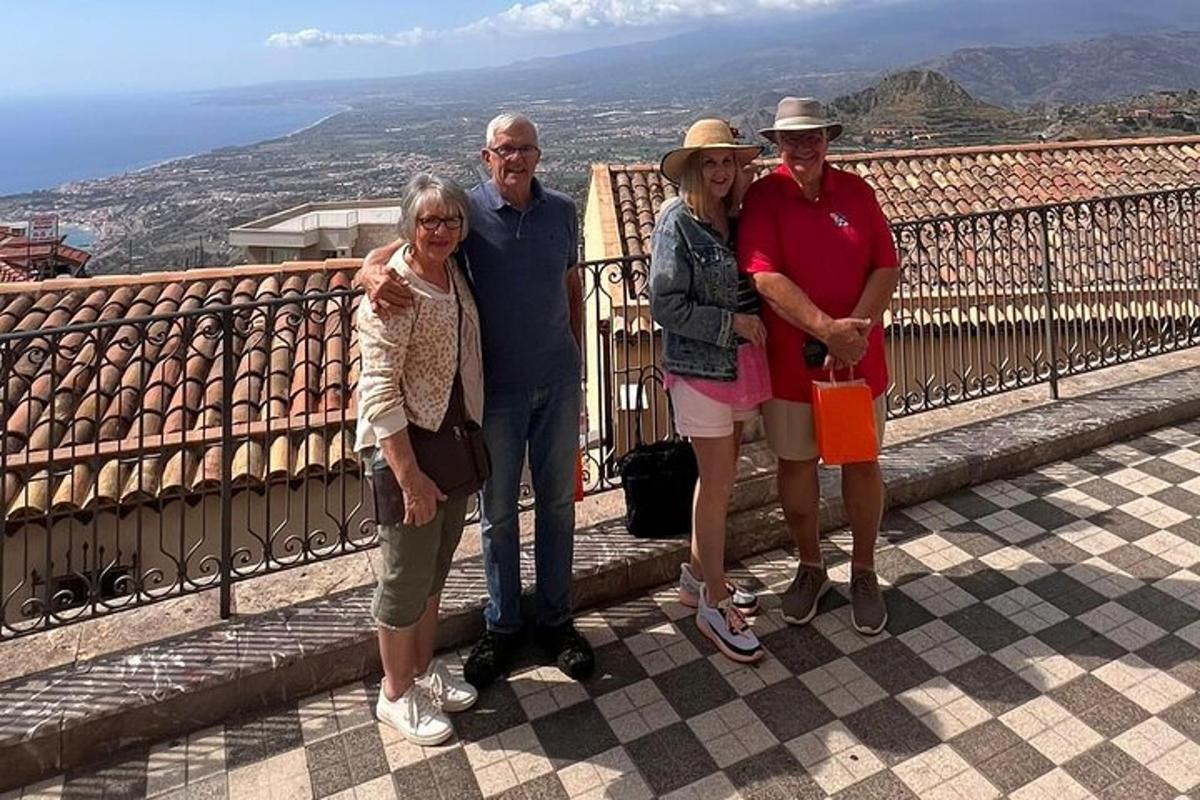 um grupo de pessoas posando para uma foto em uma varanda