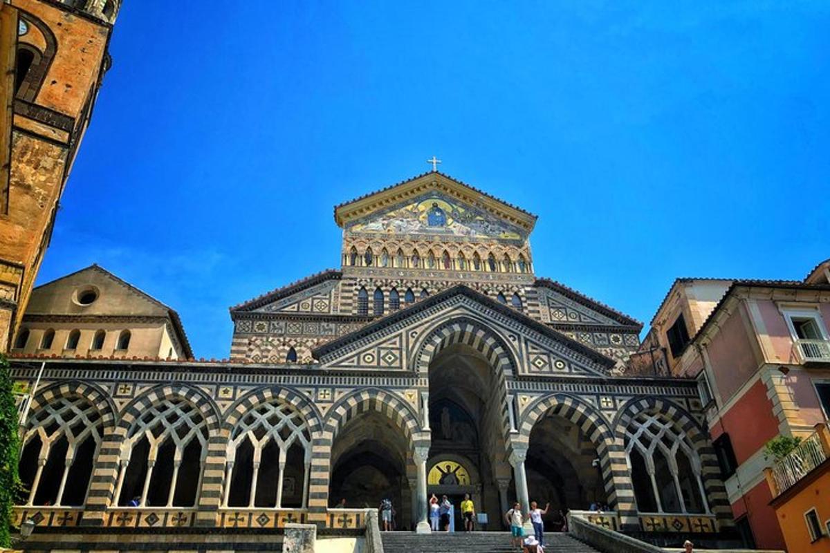 un grande edificio con una torre dell'orologio in cima