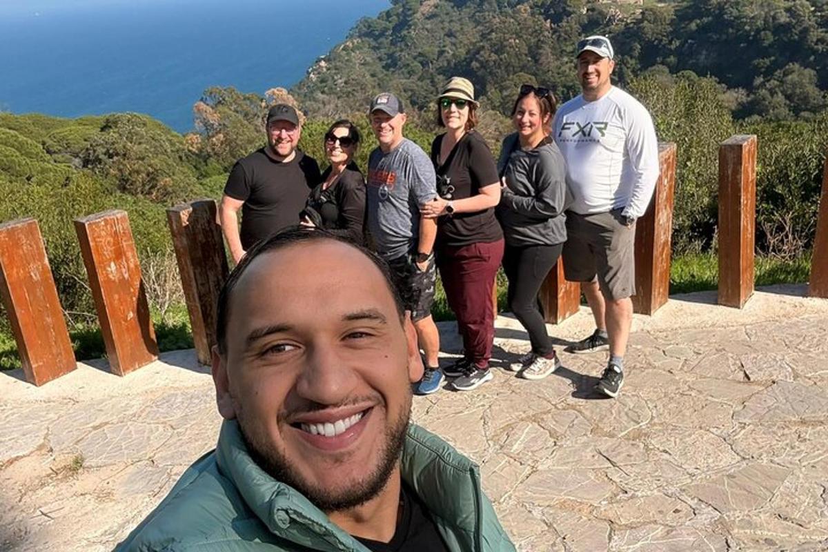 un gruppo di persone che posano per una foto