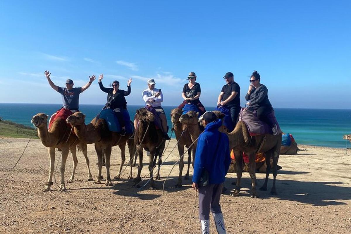 un gruppo di persone a cavallo sulla spiaggia