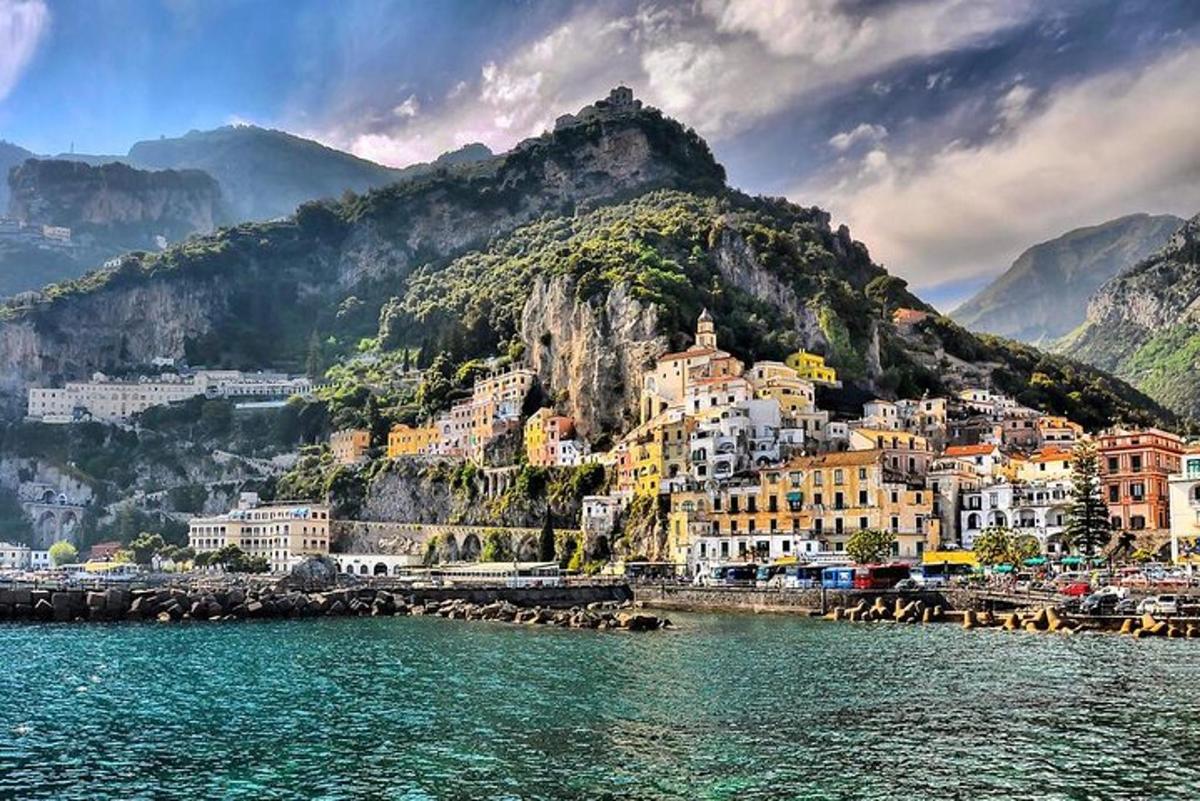 un gruppo di edifici su una montagna vicino all'acqua