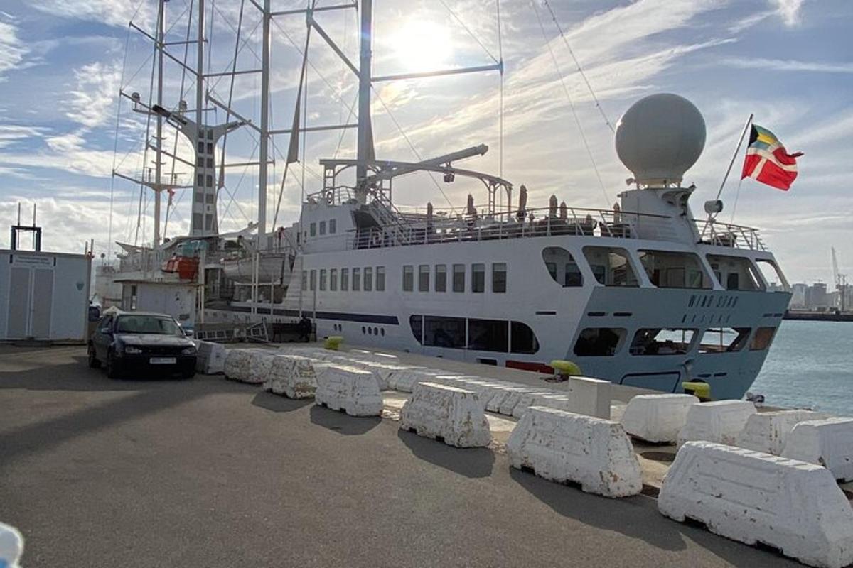 una grande barca bianca seduta nell'acqua