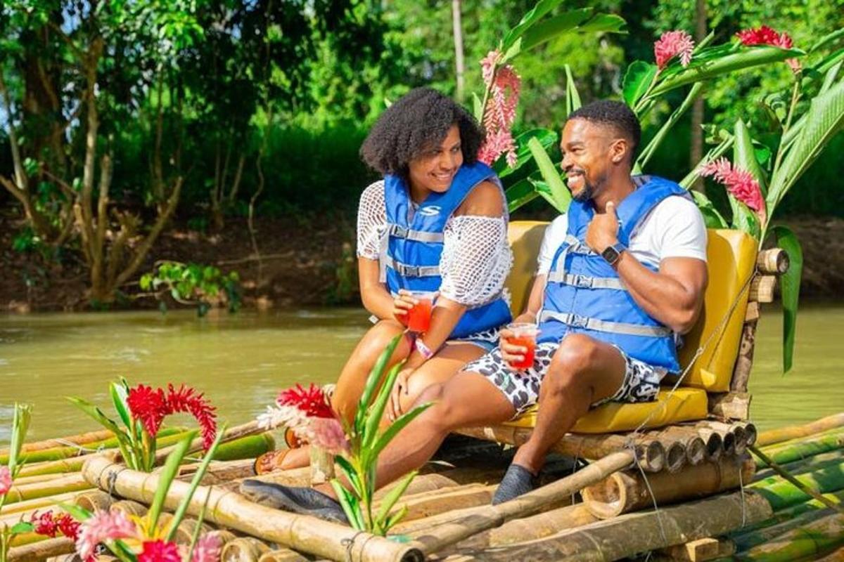 un uomo e una donna seduti su una zattera in acqua