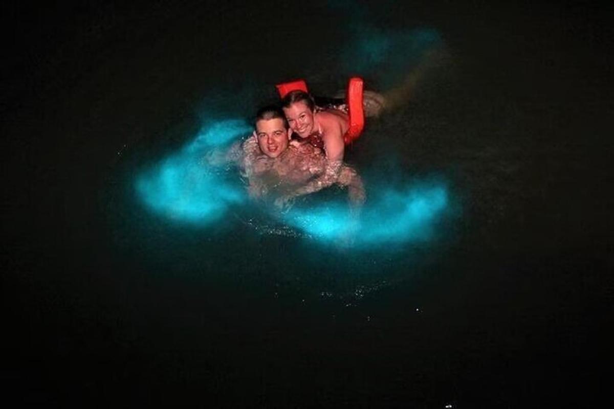 due uomini nuotano nell'acqua di notte