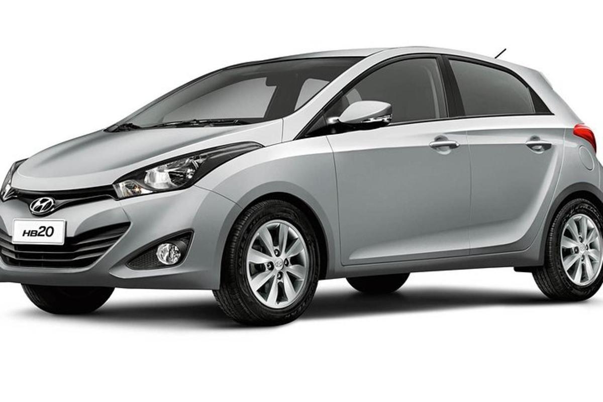 серебристый автомобиль Toyota Aygo, изолированный на белом фоне