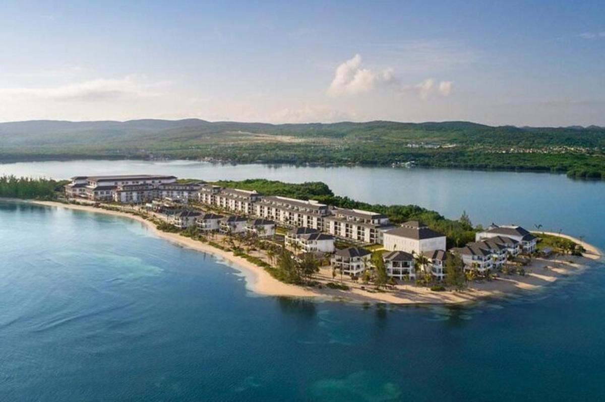 una vista aerea di un resort su un'isola nell'acqua