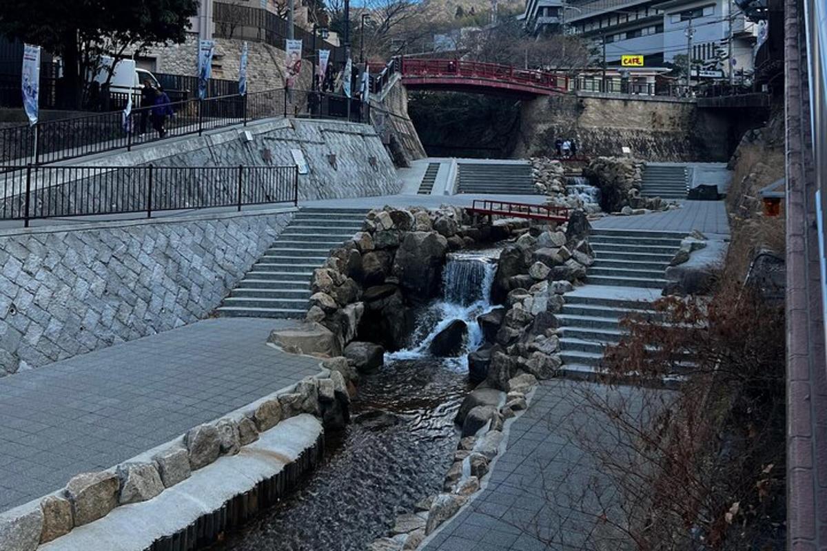 air terjun kecil di tengah sungai