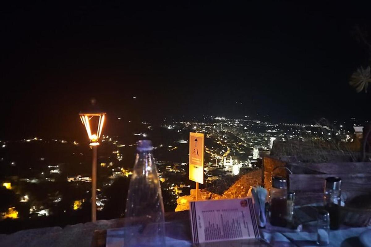 pohled na město v noci s pouliční lampou