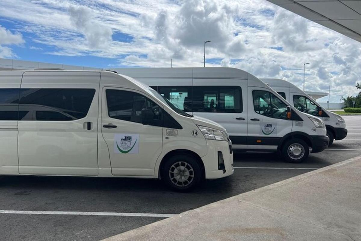 dua buah van putih diletakkan di tempat letak kereta